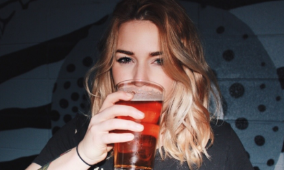 Vrouw drinkt man eruit met bier